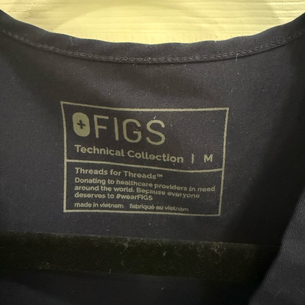 FIGS Women’s V-Neck Scrub Top in Navy - Medium - Picture 3 of 3
